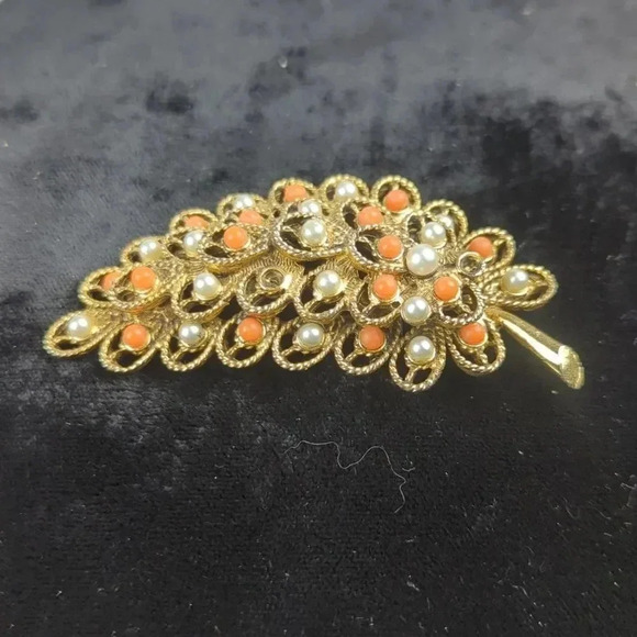 Vintage 3-D Gold Leaf Brooch - Picture 3 of 5